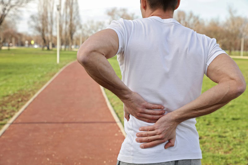 Các hoạt động như chơi thể thao có thể gây chấn thương vùng thắt lưng